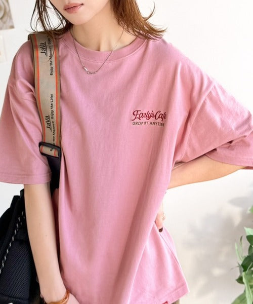 《JaVaジャバコラボ》遊び心のあるカフェロゴが映えるバックプリントT。刺繍使いハンバーガーデザインTシャツ jo1320016
