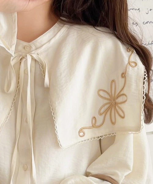 【mily bilet】クラシカルさとモダンさを両立。花刺繍ケープブラウス mi1019115