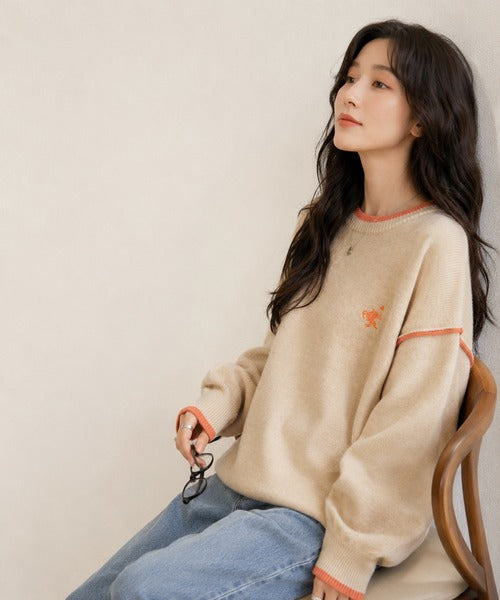 ゆるっと上品、やさしく映える。胸刺繍入り配色クルーネックオーバーサイズニット（長袖） ce1350019