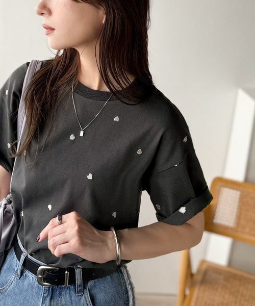 《JaVaジャバコラボ》春夏のカジュアルに、大人の“可愛い”をプラス。ミニハート刺繍Tシャツ（半袖） jv1010470