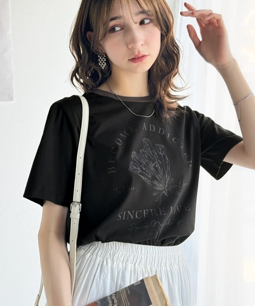 トレンドのディテールが魅力。シルケットフラワーカーブロゴリンガー半袖Tシャツ ce1020196