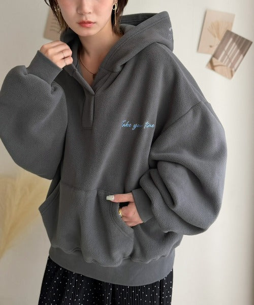 ふわっとあったか、秋冬の“欲しい”をぎゅっと♪刺繍デザインスキッパー衿フリースパーカー ce1020395