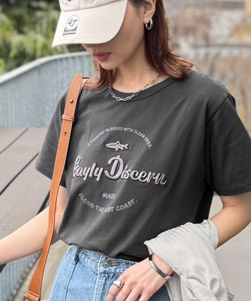 《JaVaジャバコラボ》刺繍とプリントが織りなす唯一無二のデザイン。綿100％おさかな刺繍Tシャツ jv1050359