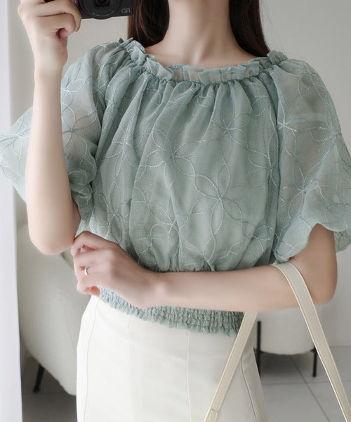 【mily bilet】あなたのスタイルにさらなる魅力をプラス。オフショル2WAY花柄コード刺繍バックリボンブラウス mi1139077