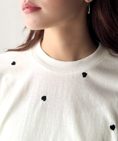 《JaVaジャバコラボ》“可愛い”がさりげなく溶け込む。袖ネーム付きミニハート総刺繍Tシャツ(長袖) jv1010498