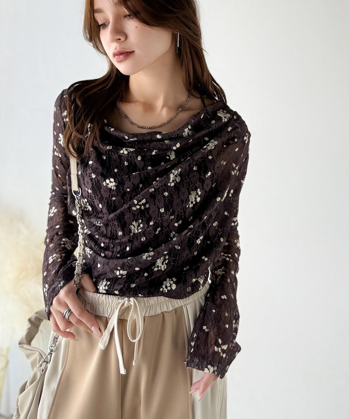 【mily bilet】甘さと上品さを叶える。着回し抜群な花柄レースフラワープリントドレープカットソー(長袖) mi1269005