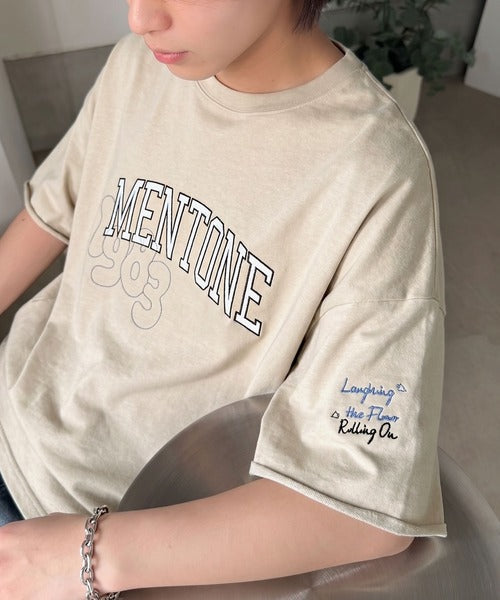 《JaVaジャバコラボ》【吸水速乾機能付き】Tシャツ派にこそ試してほしい！さらっと夏場も快適なカレッジロゴ 飛び刺繍 ミニ裏毛Tシャツ jo1150097