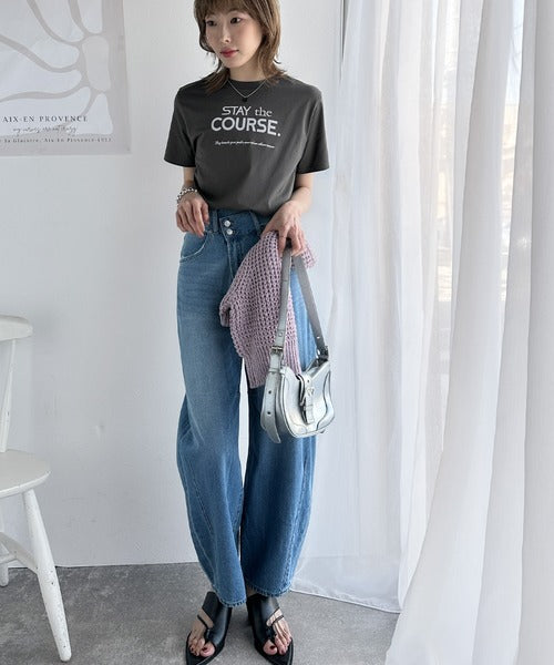 【sustaina+】シンプルなのに格上げ感抜群。オーガニックコットン100%前後2wayロゴ刺繍＆フロッキーTシャツ(半袖) ce1260399
