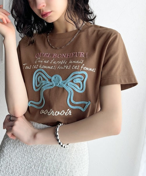 【mily bilet】華やか大人ガーリー。リボンコード刺繍プレートデザインTシャツ mi1329025