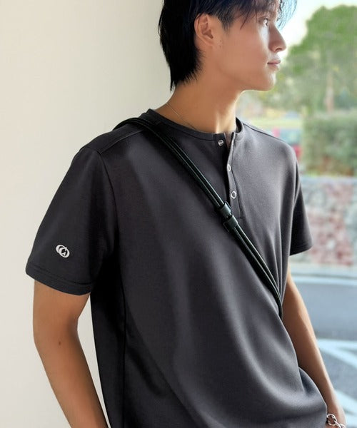 【接触冷感機能付き】肩切り替えショート丈ダンボール素材ヘンリーネックTシャツ／Shoulder Panel Cropped Double-Knit Henley T-Shirt co1010056