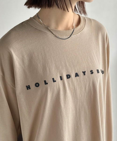 大人の上品カジュアルを楽しむ。ゆったりシルエット 綿100％シルケット風シンプル英字ロゴTシャツ（長袖） ce1330048