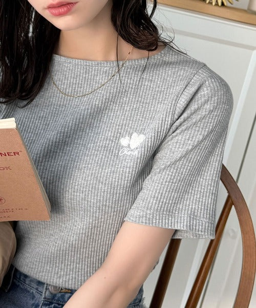 胸元にキュン。ハートサガラ刺繍テレコリブ素材ボートネックTシャツ（半袖） ce1330019