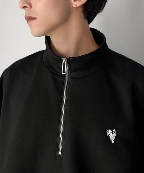 胸刺繍ダンボール素材オーバーサイズショート丈ドルマンスリーブハーフジッププルオーバー（長袖）／Chest Embroidered Double-Knit Oversized Cropped Dolman Sleeve Half-Zip Pullover co1010072