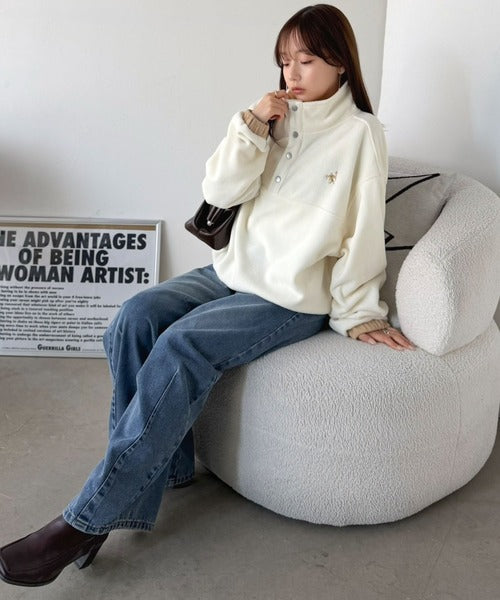 《JaVa ジャバコラボ》暖かさも、お洒落感も、欲張りに。胸刺繍ジャガード切り替えハーフボタンフリースプルオーバー jv1010674