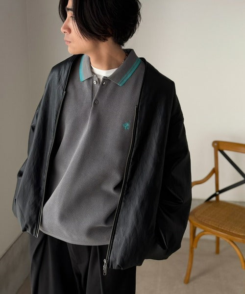 《JaVaジャバコラボ》ベーシック以上、主張しすぎない存在感。胸刺繍入り襟ライン配色ニットポロシャツ（長袖） jo1250008