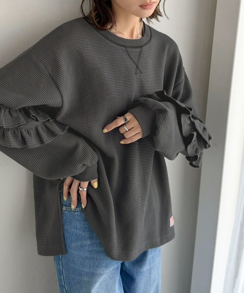 《JaVaジャバコラボ》袖からときめく、大人のカジュアル。袖フリルワッフルプルオーバー jv1010688