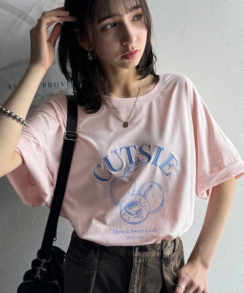 毎日のスタイルを楽しく彩る。前後2way裾ドロストフルーツグラフィックTシャツ ce1050269