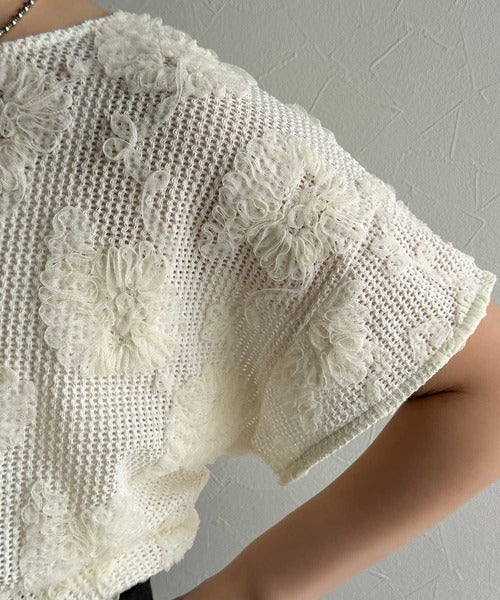 大人のおしゃれ度ワンランクアップ。チュールフラワーコード刺繍半袖Tシャツ ce1260429