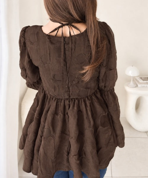 【mily bilet】立体感が大人可愛くて、一枚で華やぐ。ぽこぽこペプラムトップス mi1329131
