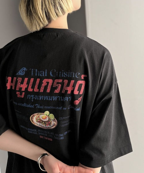 《JaVaジャバコラボ》お洒落見え確定。綿100％タイ料理メニュー風プリントルーズフィットTシャツ(オーバーサイズ) jv1029127
