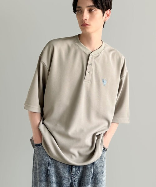 「大人びた遊び心。」刺繍入りハイクオリティダブルフェイス素材バンドカラーポロシャツ／Embroidered High-Quality Double Face Band Collar Polo co1150027