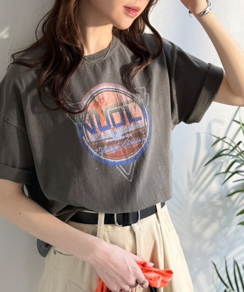 《JaVaジャバコラボ》遊びと余裕をこの1枚で。コットン100％コンパクトグラフィックロゴTEE（半袖） jv1050367