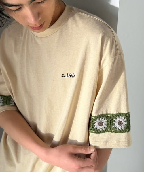 《JaVaジャバコラボ》袖先に遊びと清涼感を。袖クロシェ編み 配色切り替えデザインTシャツ jo1150094