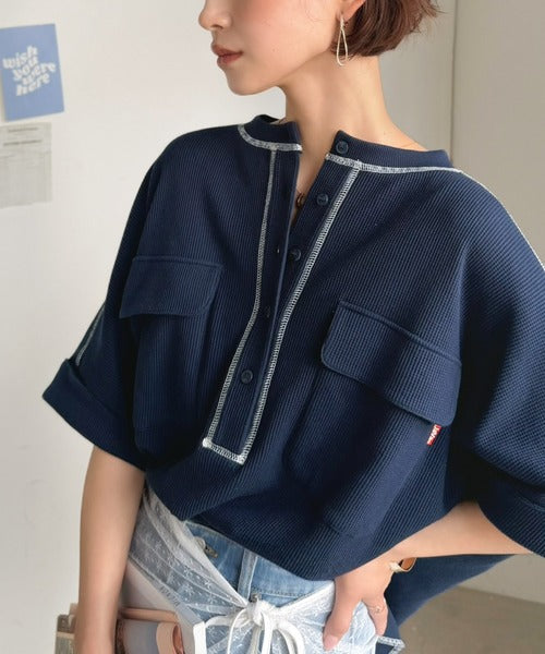 《JaVaジャバコラボ》ゆるさが、サマになる。ヘンリーネック配色ステッチワッフルトップス（半袖） jv1110191