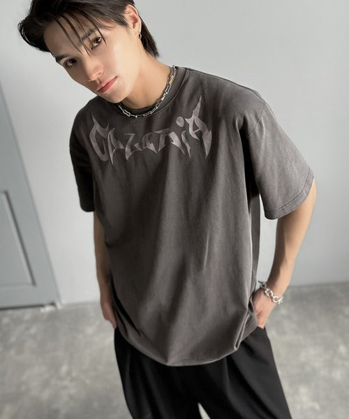 「1着でキマる。」ピグメント加工マットグラフィック柄Tシャツ / Pigment-Washed Matte Graphic T-Shirt co1150028