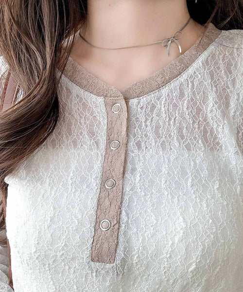 【mily bilet】シンプルさの中にフェミニンさをプラスしたデザイン。袖配色レースヘンリーカットソー（長袖） mi1019107