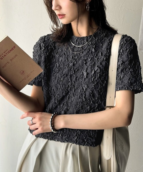 華やかな高級感を演出する。カットジャガード短丈Tシャツ（半袖） ce1050273