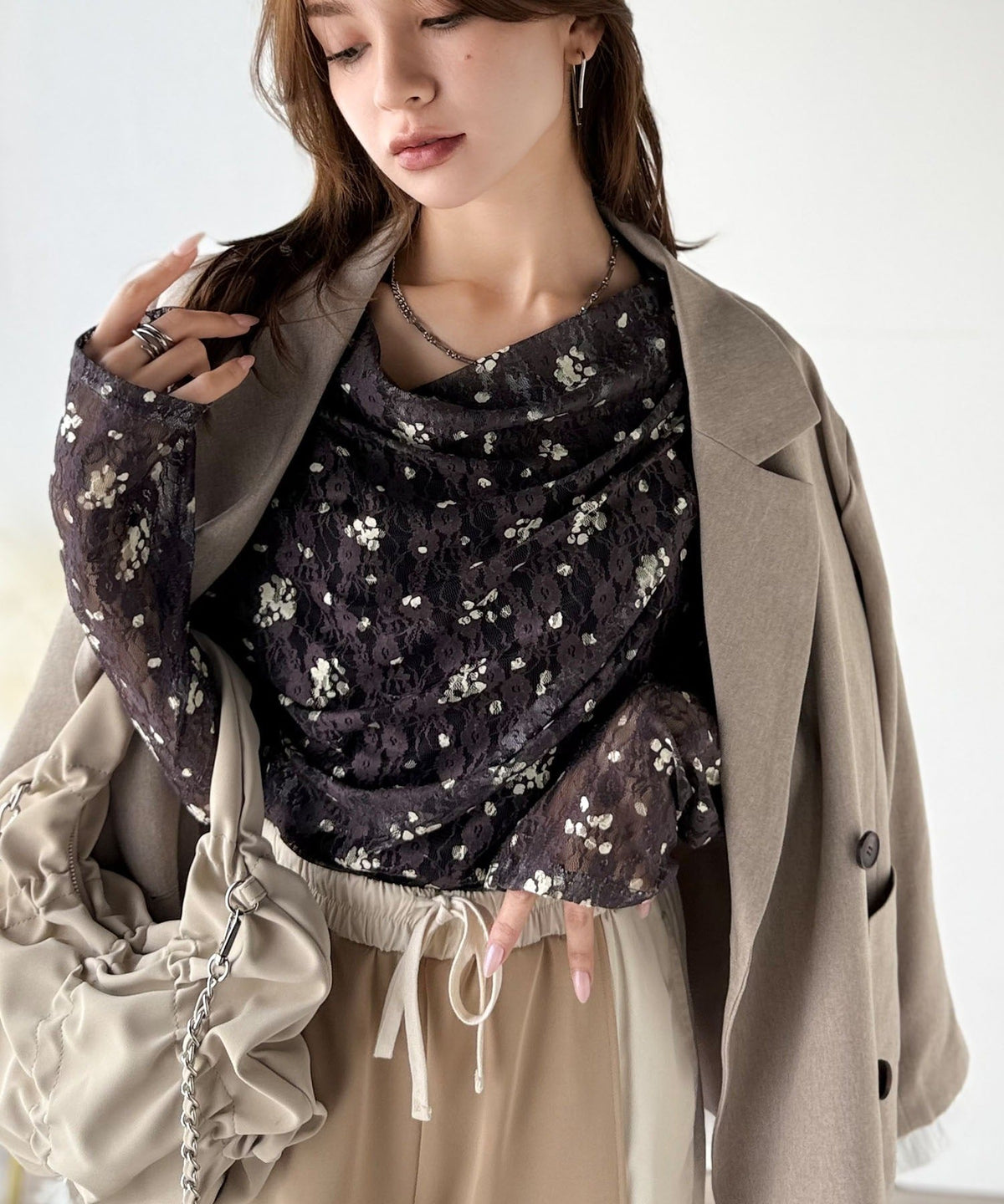 【mily bilet】甘さと上品さを叶える。着回し抜群な花柄レースフラワープリントドレープカットソー(長袖) mi1269005