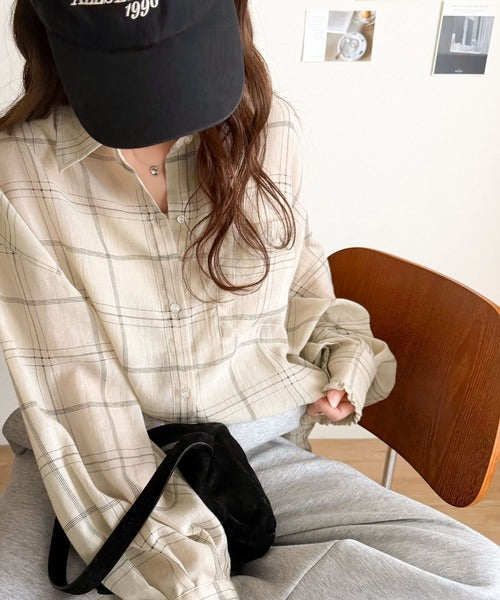 ほんのり透けるチェック柄で、涼しげにこなれる。胸ポケット付きオーバーサイズシアーチェックシャツ(長袖) ce1410033