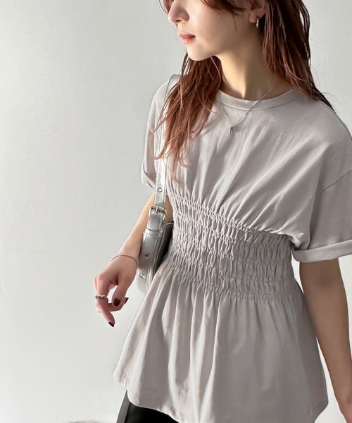ふわっと広がるAラインで魅せる。シャーリングデザインTシャツ（半袖） ce1050298
