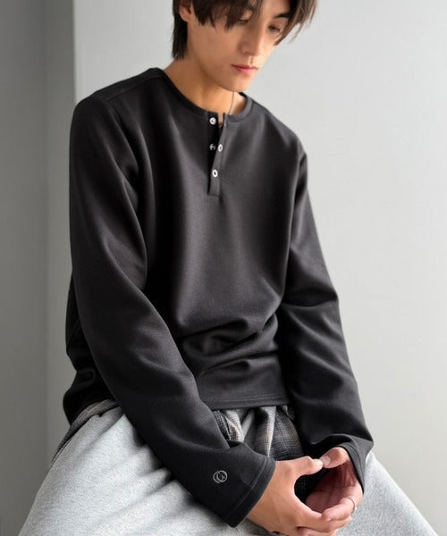 《Classical Origin》首元と袖口で魅せる、大人のゆるT。ダンボール素材ドット釦ヘンリーネックTシャツ（長袖） co1010058