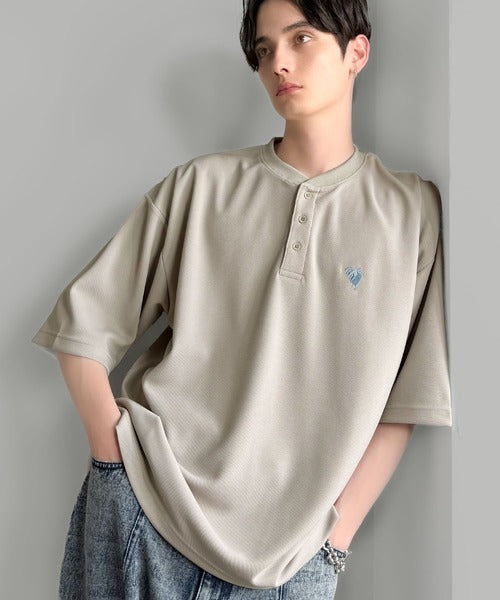 「大人びた遊び心。」刺繍入りハイクオリティダブルフェイス素材バンドカラーポロシャツ／Embroidered High-Quality Double Face Band Collar Polo co1150027