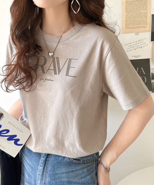 【sustaina+】垢抜けた大人カジュアル。オーガニックコットン100％フロッキーロゴプリントTシャツ ce1260398