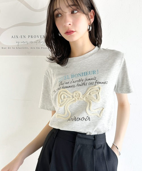 【mily bilet】華やか大人ガーリー。リボンコード刺繍プレートデザインTシャツ mi1329025