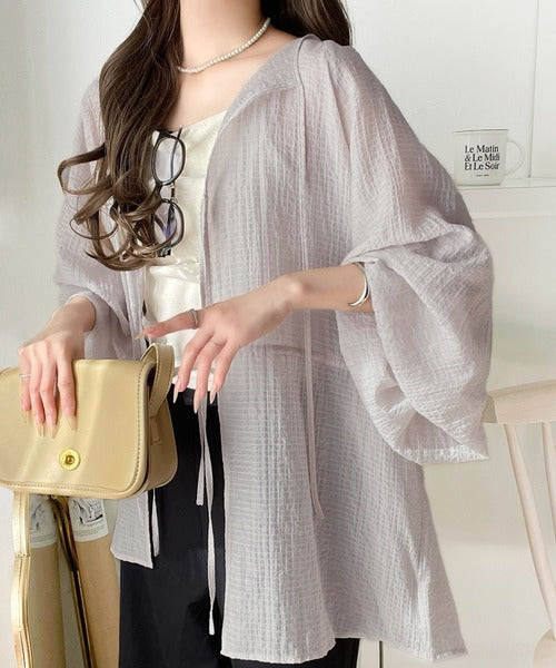 ほんのり透けるシアー素材がつくる、春夏の抜け感ブラウス。ドロストリボンオープンブラウス ce1070210