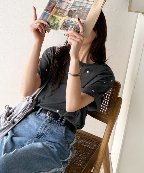 《JaVaジャバコラボ》春夏のカジュアルに、大人の“可愛い”をプラス。ミニハート刺繍Tシャツ（半袖） jv1010470