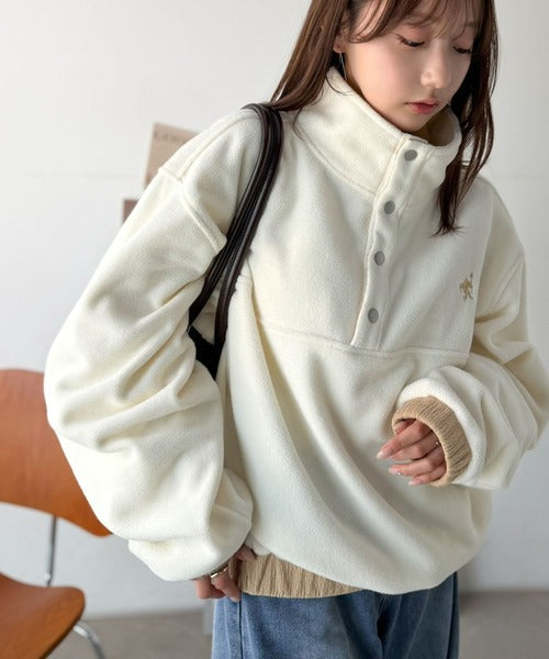 《JaVa ジャバコラボ》暖かさも、お洒落感も、欲張りに。胸刺繍ジャガード切り替えハーフボタンフリースプルオーバー jv1010674