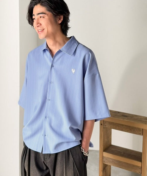 《JaVaジャバコラボ》羽織りとしても重宝する、汎用性の高さが魅力！刺繍入り ヘリンボーン織ストライプ柄 オーバーサイズ半袖シャツ jo1010044