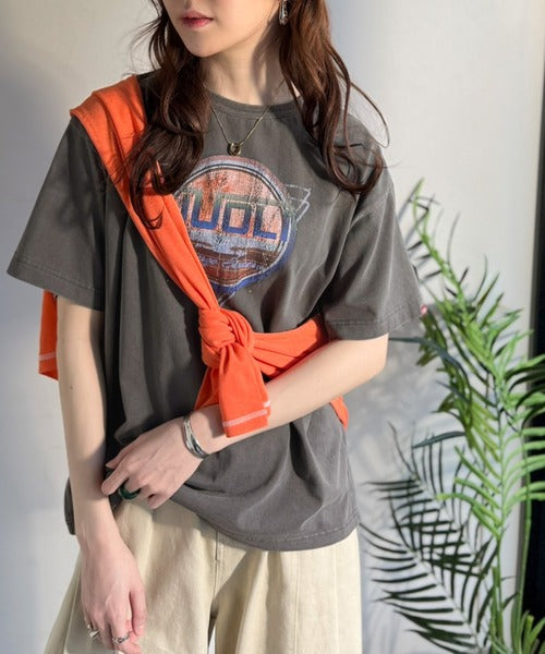 《JaVaジャバコラボ》遊びと余裕をこの1枚で。コットン100％コンパクトグラフィックロゴTEE（半袖） jv1050367