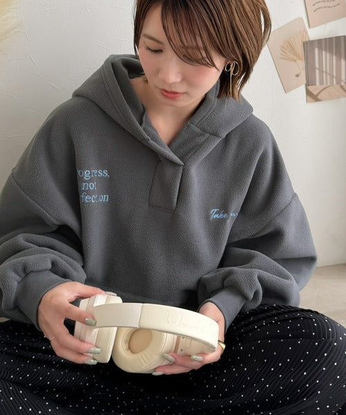 ふわっとあったか、秋冬の“欲しい”をぎゅっと♪刺繍デザインスキッパー衿フリースパーカー ce1020395
