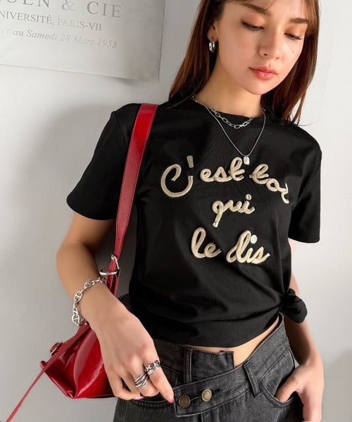 【mily bilet】着るだけでオシャレ感！ロゴプレート付きカラーフレンチコード刺繍Tシャツ(半袖) mi1329015