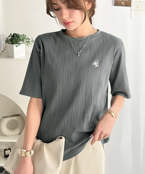 品よく、すっと、毎日に馴染む。オーガニックコットンランダムリブ胸元刺繍Tシャツ（半袖） ce1260538