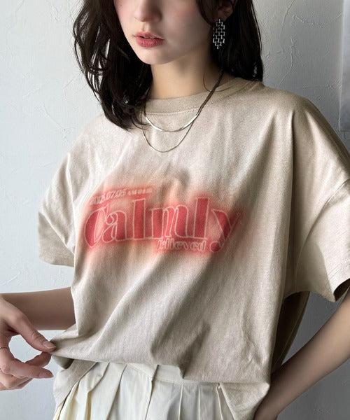 1枚で着映える。平和グラフィックスプレー風ロゴ半袖Tシャツ(オーバーサイズ） ce1050270