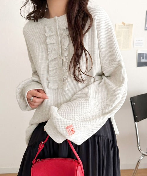 《JaVaジャバコラボ》ラフなのに、ほんのり甘い。ワッフルフリルヘンリーネックトップス（オーバーサイズ） jv1020409