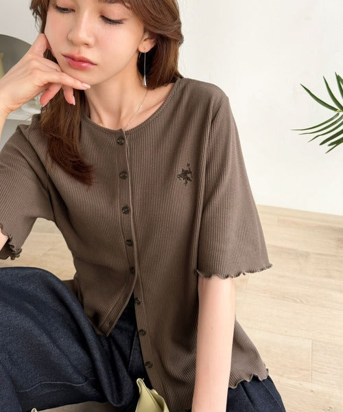 小さめ刺繍の上品さで、ラフなのにきれい見え。胸刺繍メロウワッフルカーディガン（半袖） ce1110192