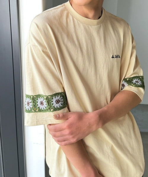 《JaVaジャバコラボ》袖先に遊びと清涼感を。袖クロシェ編み 配色切り替えデザインTシャツ jo1150094